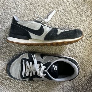 EUC Nike custom internationalist tennis shoes